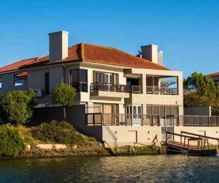 How to Choose Between Renting and Buying in 2025: Key Considerations